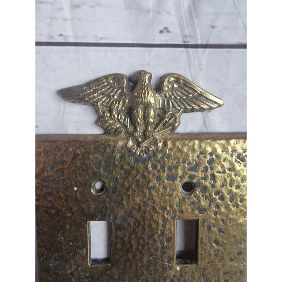 Vintage Patriotic Eagle Hammered Metal Double Light Switch Plate Cover Brass? - Picture 3 of 9